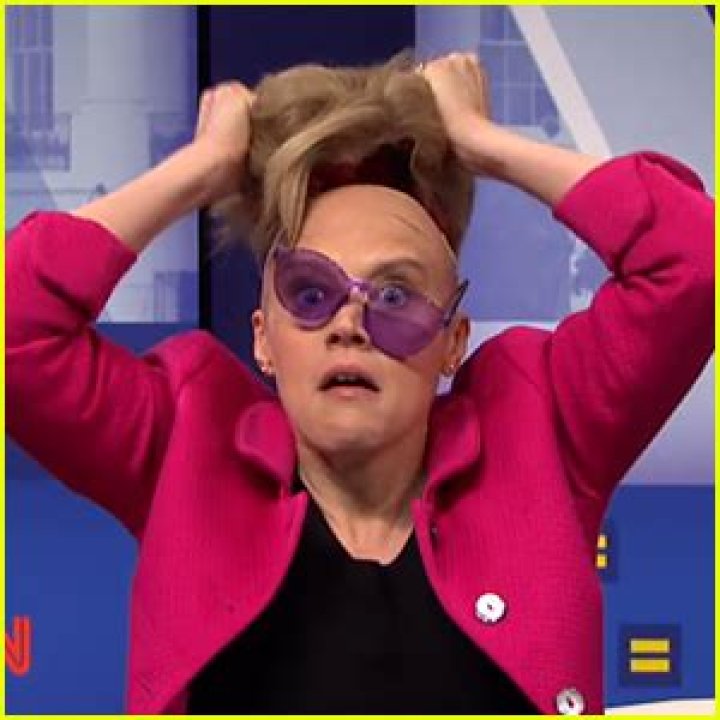 Kate McKinnon Plays Elizabeth Warren on Weekend Update