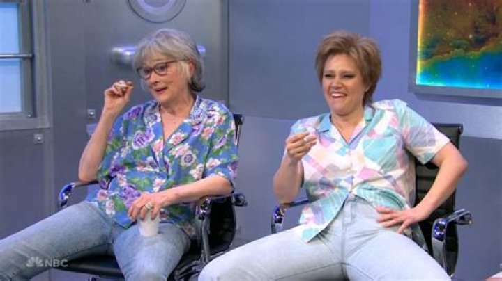 Kate McKinnon’s ‘Ruth Bader Ginsburg’ Flirts With ‘Dr. Fauci’ In Hilarious ‘SNL’ Sketch: ‘Answer My DMs’