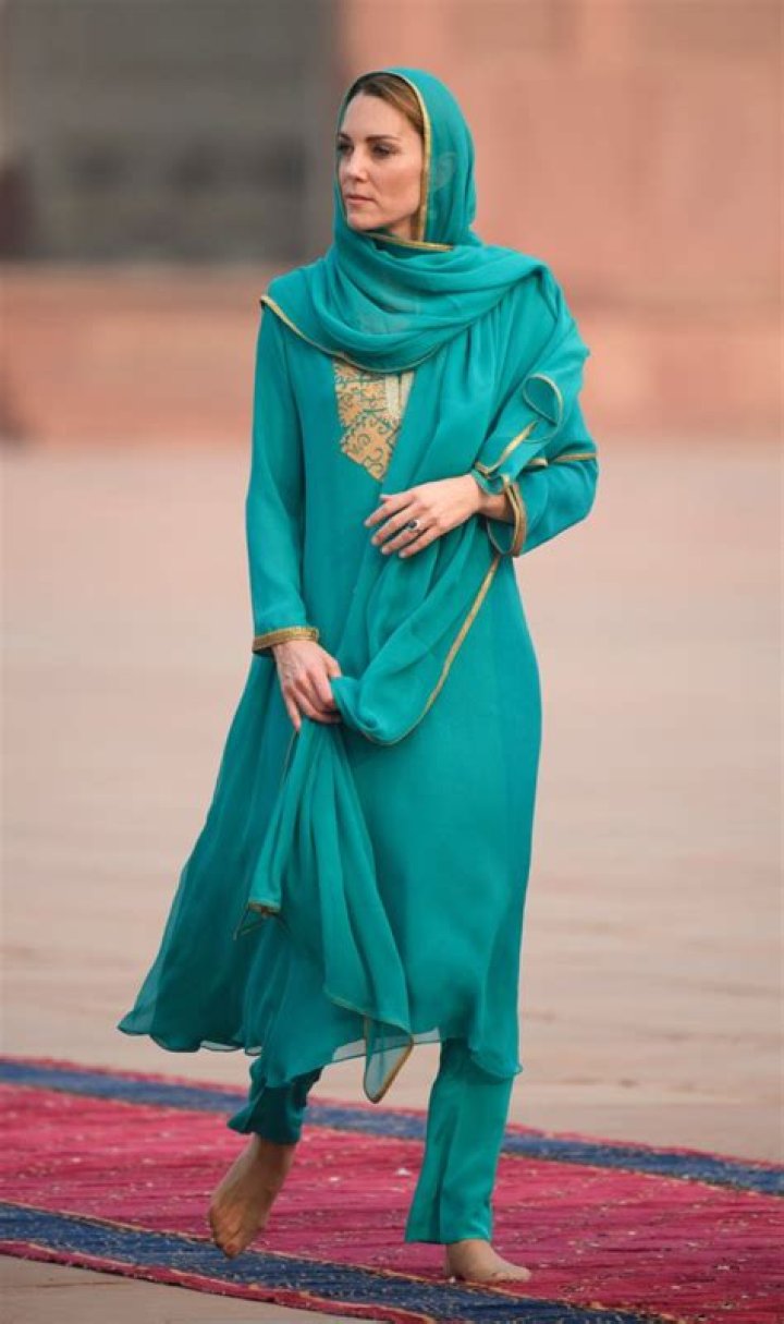 Kate Middeton Wears A Hijab In Pakistan