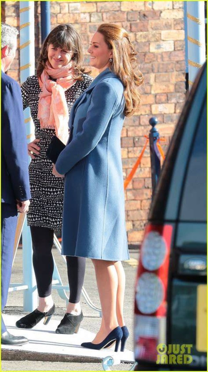 Kate Middleton Covers Baby Bump In Recycled Cream Coat On Kid&rsquo;s Hospital Visit &mdash; Sweet Pics CFMP: Kate Middleton&rsquo;s Maternity Fashion &mdash; Pics