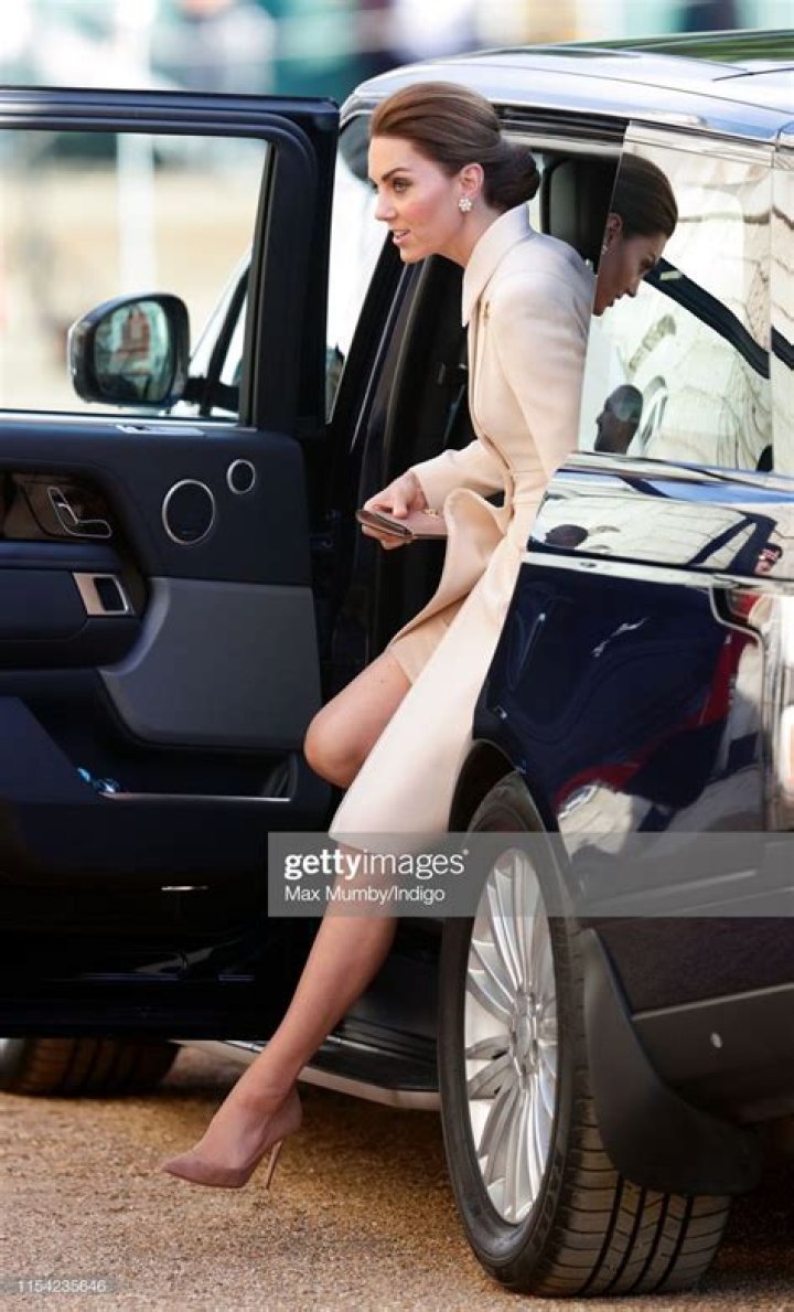 Kate Middleton Exits Car In A Lime Green Dress