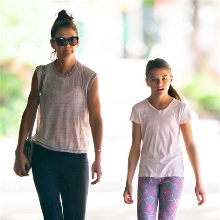 Katie Holmes’ Daughter Suri Rocks White Tank Top & Sweatpants In NYC – Hollywood Life