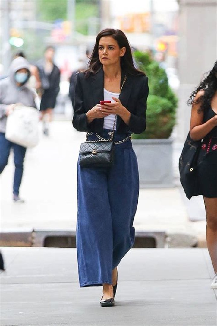 Katie Holmes Rocks $4K Chanel Bag While Out Walking In NYC: Photo – Hollywood Life