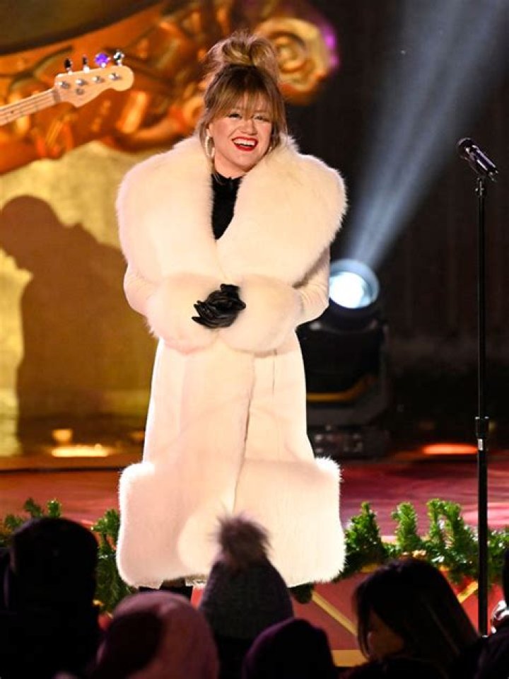 Kelly Clarkson’s ‘Christmas in Rockefeller Center’ Outfit: Photos – Hollywood Life
