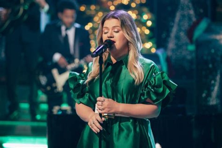 Kelly Clarkson Takes Fans To Church With Flawless Rendition Of Madonna’s ‘Like A Prayer’ –Watch