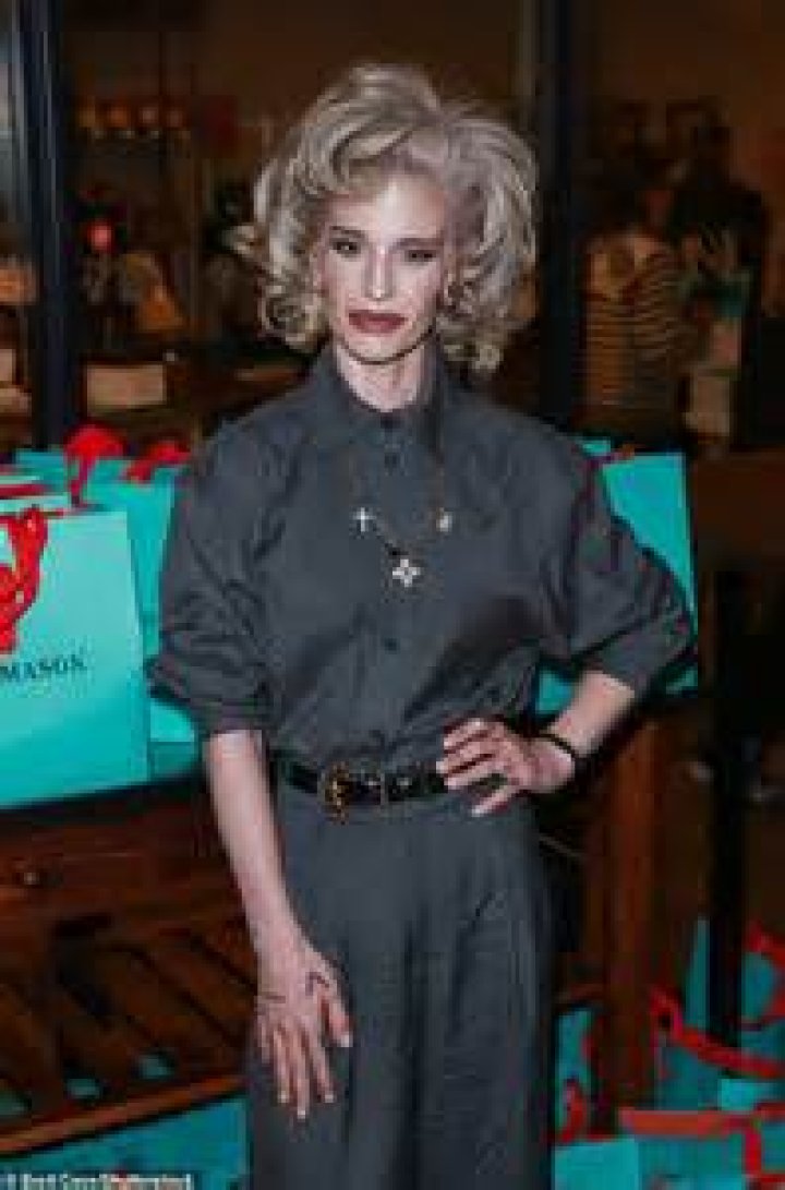 Kelly Osbourne Shops at the Grove