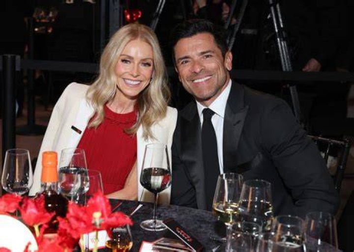 Kelly Ripa Goes Makeup-Free At Hair Salon — Pic – Hollywood Life