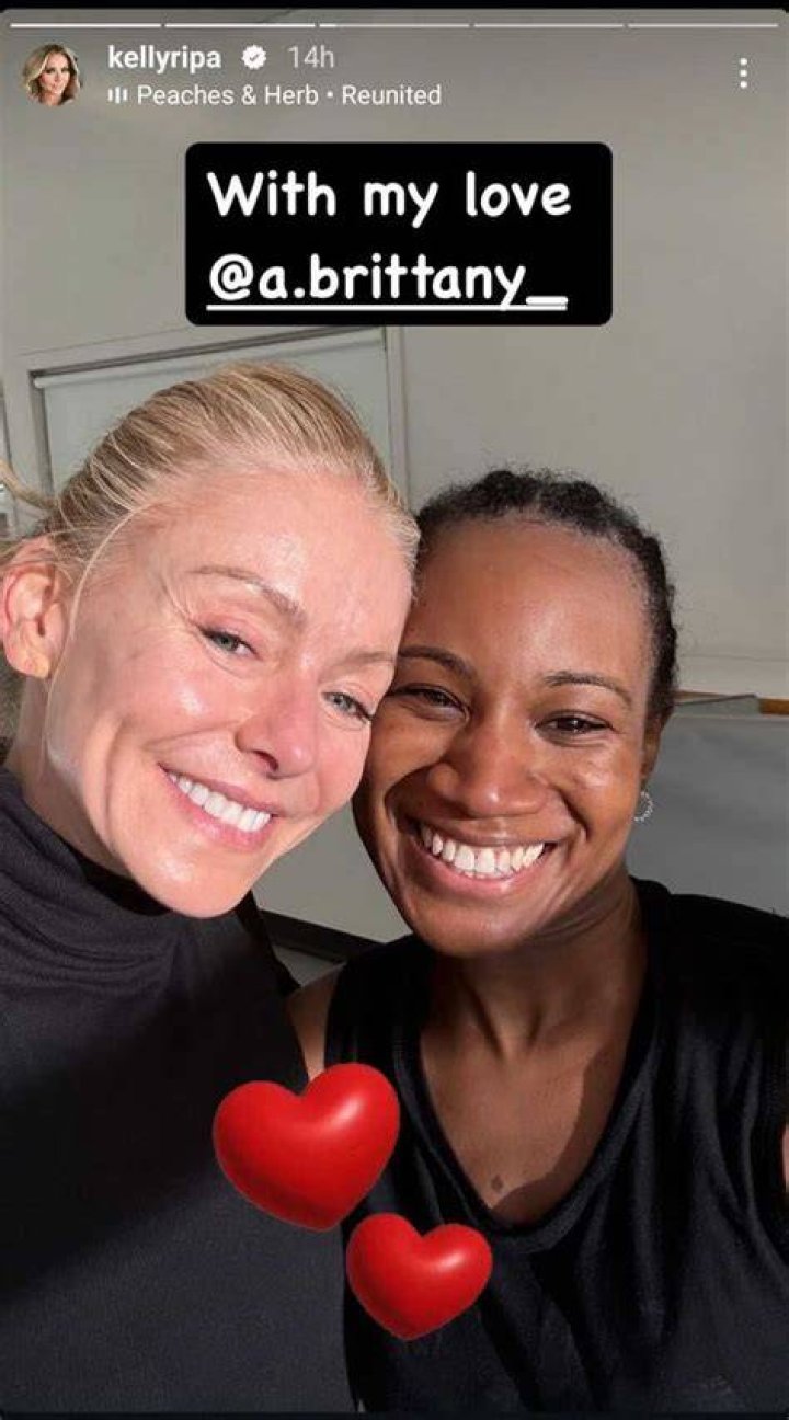 Kelly Ripa Goes Without Makeup On Talk Show — Love It? Vote