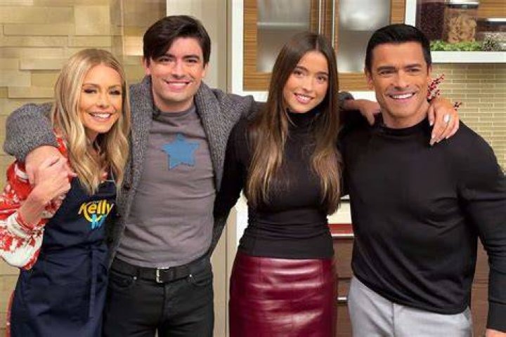Kelly Ripa & Mark Consuelos Address Speculation That He Wears Eyeliner 