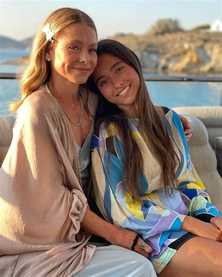 Kelly Ripa’s Daughter Lola, 18, Confesses She Likes Isolating With Her ‘Weird’ Parents: It’s ‘Not Bad’