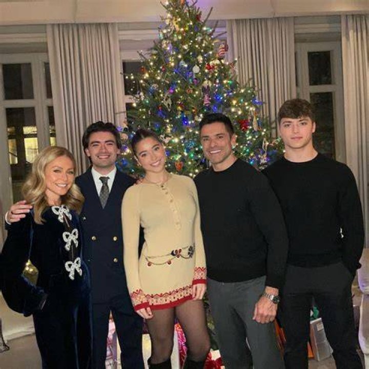 Kelly Ripa’s Photo – Hollywood Life