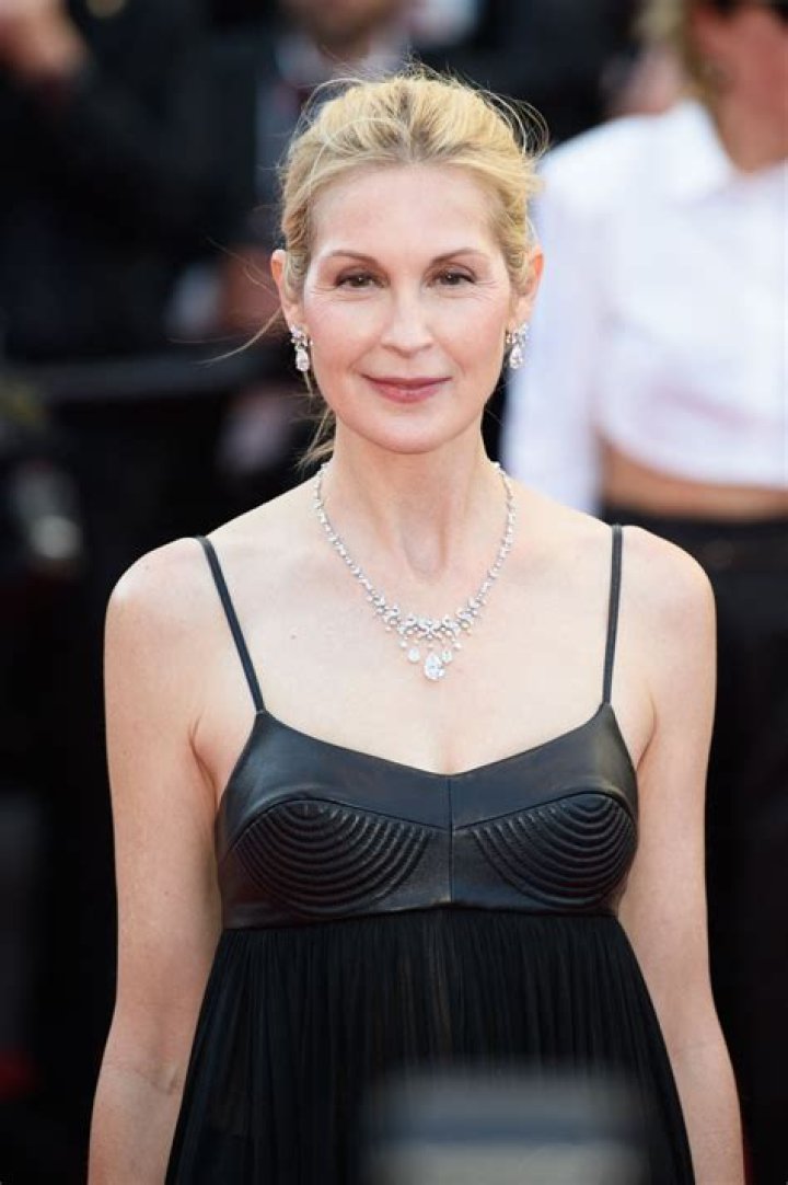 Kelly Rutherford leans on an NYC terrace for a closeup shot