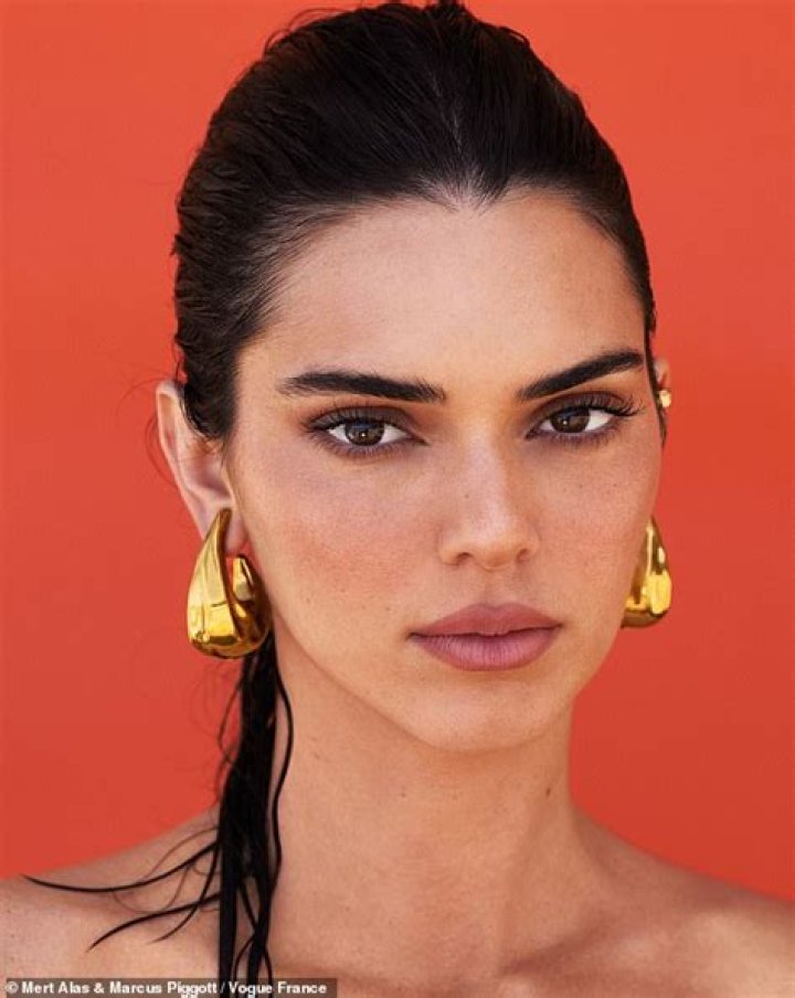 Kendall Jenner, Looking Like It&rsquo;s 1994