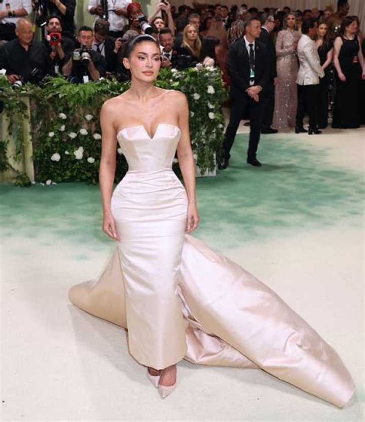 Kendall Jenner Photoshop Fail: Fans Accuse Her Of Making Stomach Flatter In New Topless Pic