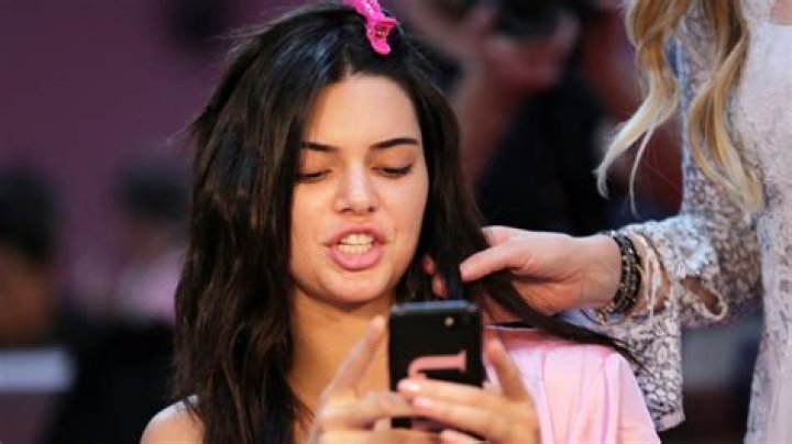 Kendall Jenner’s Yellow iPhone Case: Shop – Hollywood Life