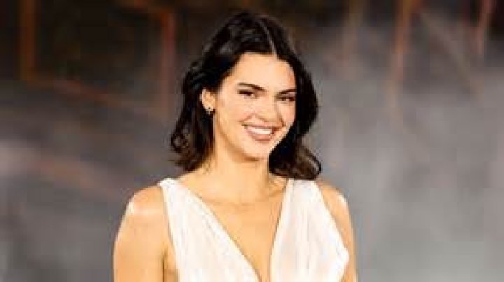 Kendall Jenner Sizzles In Bright Orange Bikini During Luxurious Boat Outing In Miami – Pics