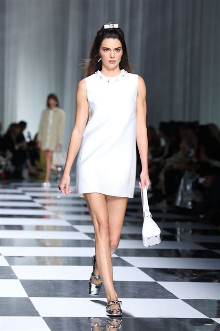 Kendall Jenner Walks Burberry&rsquo;s Spring/Summer 2020