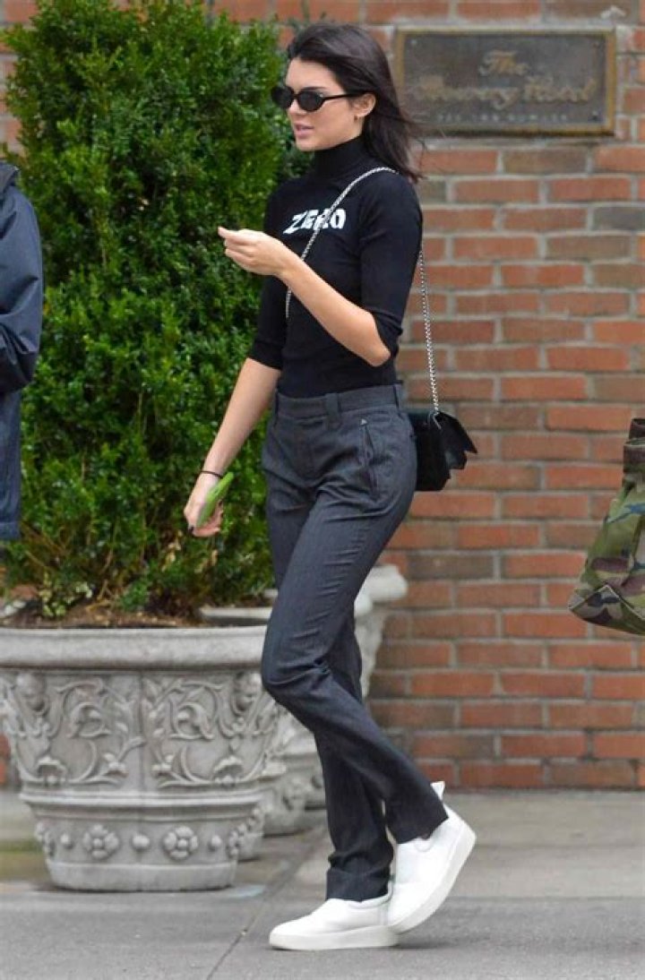 Kendall Jenner wears a black leather coat in New York City Pictured: Kendall Jenner Ref: SPL5488220 230922 NON-EXCLUSIVE Picture by: Robert O'Neil / SplashNews.com Splash News and Pictures USA: +1 310-525-5808 London: +44 (0)20 8126 1009 Berlin: +49 175 3764 166 World Rights