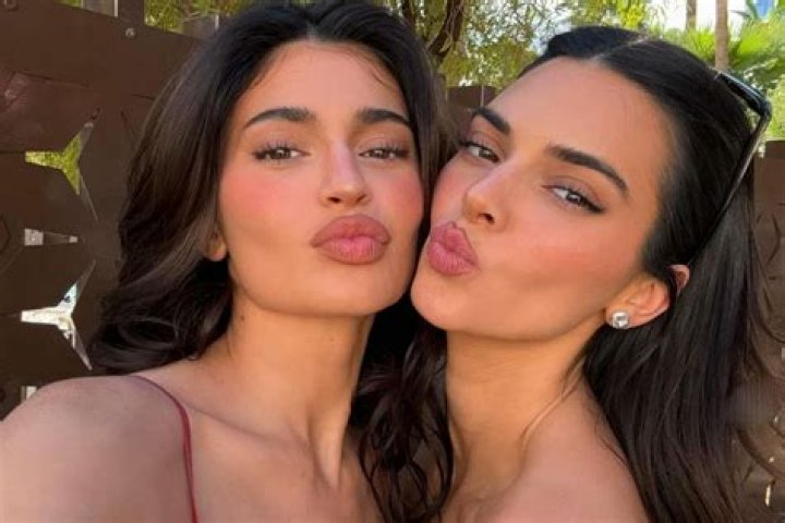 Kendall & Kylie Jenner’s Similarities — PICS