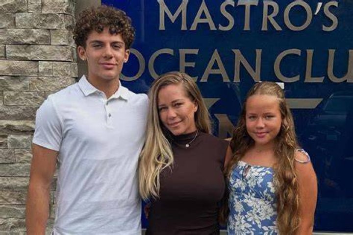 Kendra Wilkinson and her kids at a grocery store