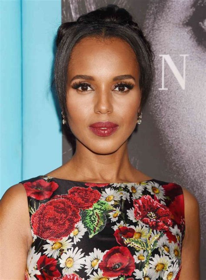 Kerry Washington Looks Chic With Natural Hair