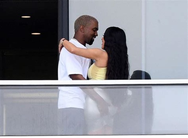 Kim Kardashian Kanye West PDA VMAs