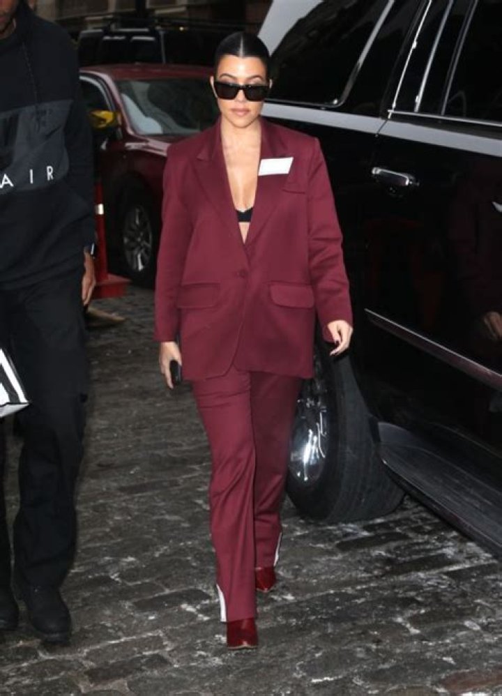 Kim Kardashian Vs. Kourtney’s Bra With Blazer Look Pics — See Photos – Hollywood Life