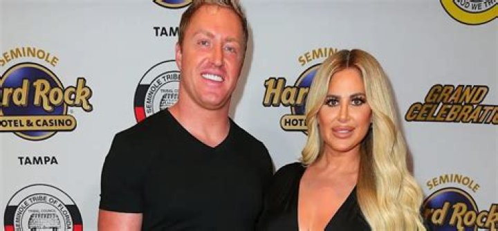 Kim Zolciak & Kroy Biermann Holding Hands