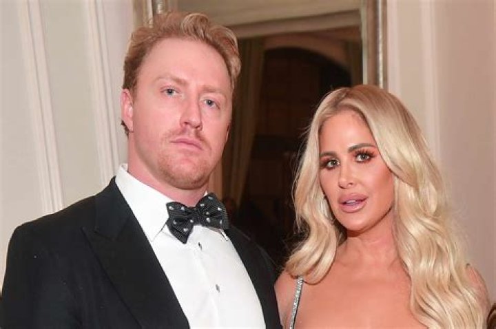 Kim Zolciak, Kroy Biermann Kim Zolciak and Kroy Biermann out and about, Los Angeles, USA - 13 Oct 2016 Kim Zolciak and husband Kroy Biermann spotted leaving the cosmetic dermatology clinic Epione in Beverly Hills