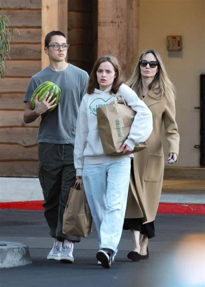 Knox & Vivienne Go Book Shopping