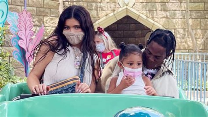 Kourtney & Travis Explore Disneyland With The Kids