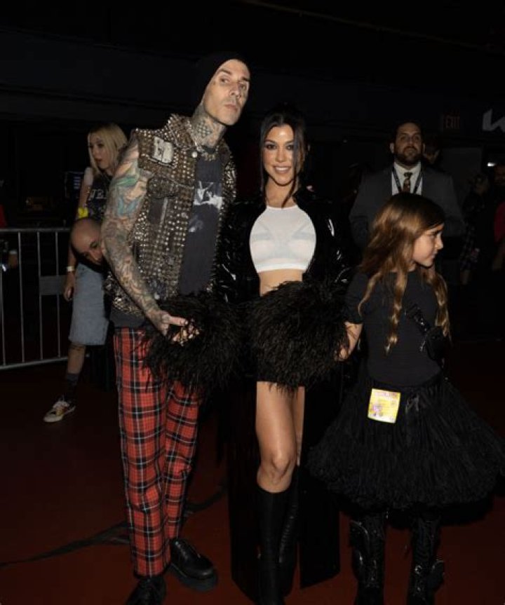Kourtney Kardashian Calls Travis Barker ‘Thoughtful’ With Flowers Pic – Hollywood Life