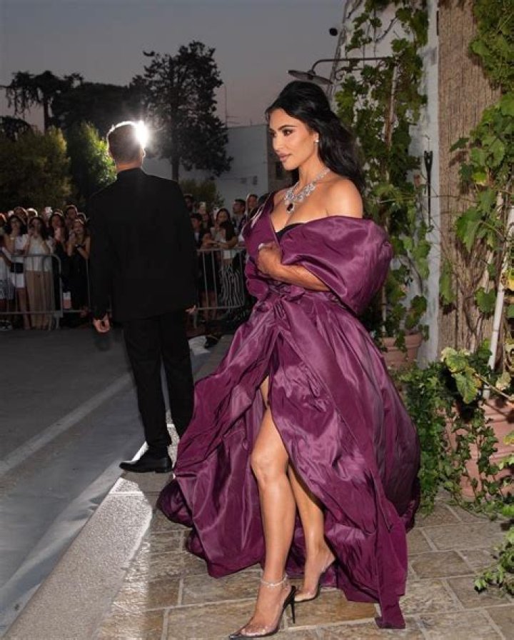 kourtney kardashian purple outfit flaunts abs