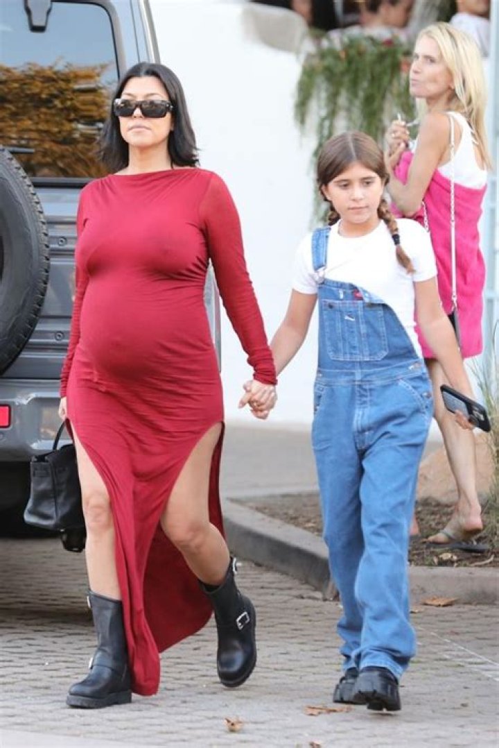 Kourtney Kardashian Shows off Baby Bump in Floral Dress: Photos – Hollywood Life