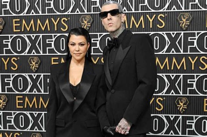 Kourtney Kardashian & Travis Barker Kiss In Cabo Pool: Photos – Hollywood Life