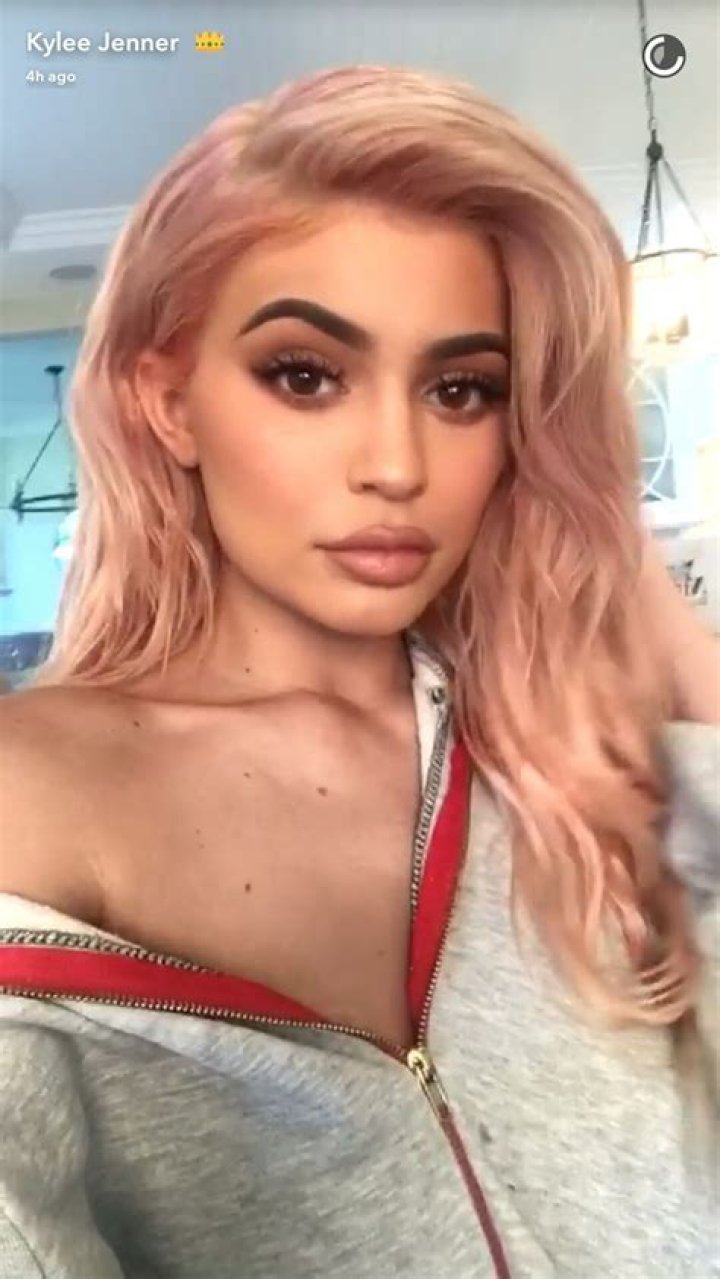 Kylie Jenner Cuts Hair Into Cute Shoulder-Length Bob — Shows Off On Snapchat