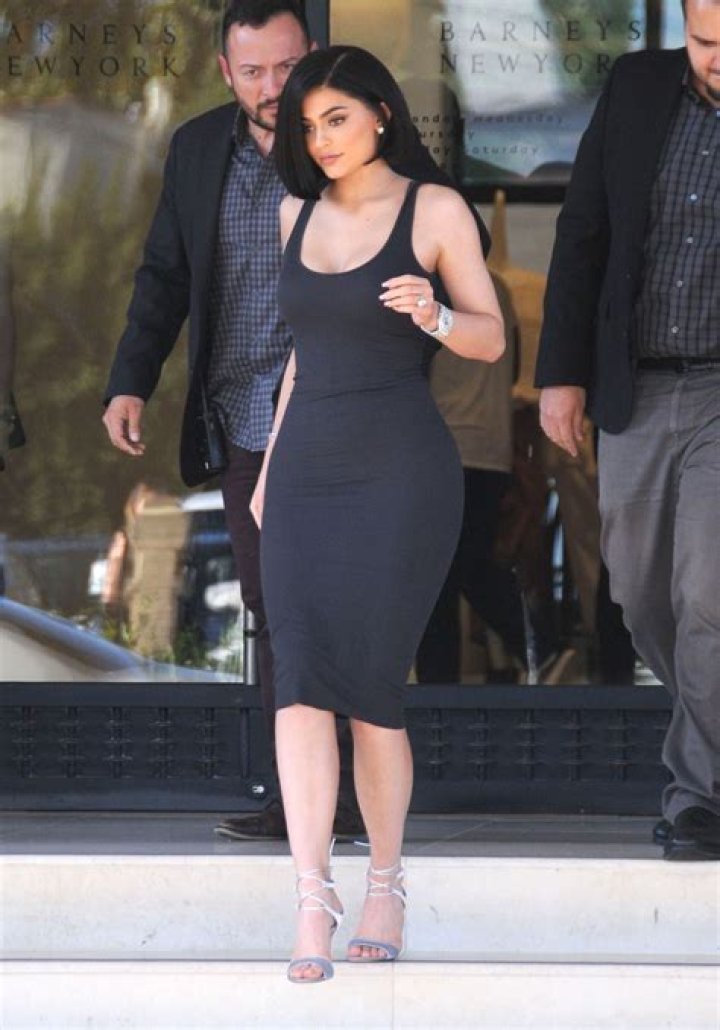 Kylie Jenner Going Barefoot: Infectious Disease Doctor Explains If It Puts Her At Risk For COVID-19