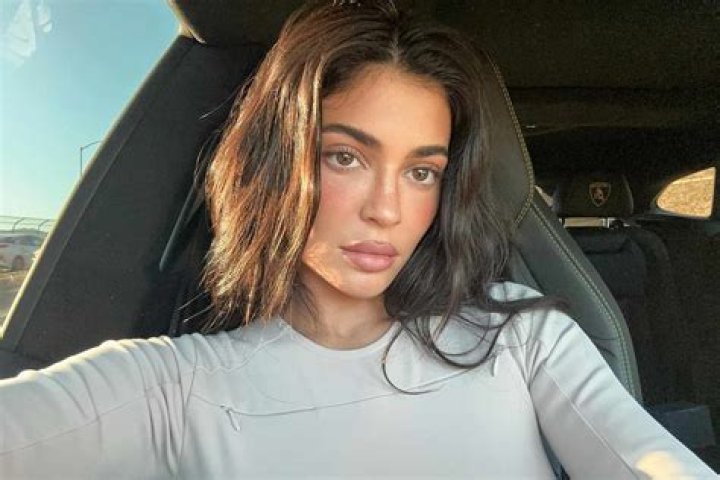 Kylie Jenner Posts Nude Bra Selfie Ahead of CFDA Awards: Photos – Hollywood Life