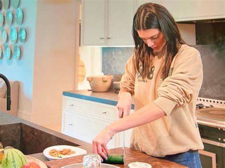 Kylie Jenner Teases Kendall on Thanksgiving Over How She Cuts Onions – Hollywood Life