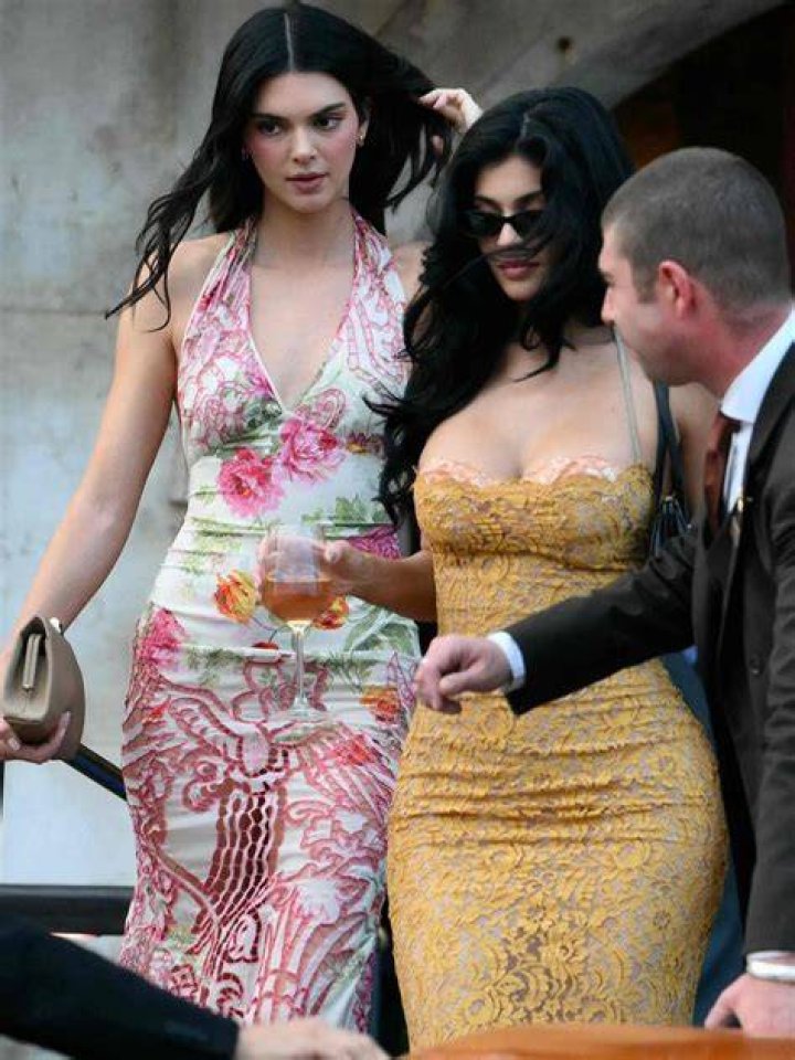 Kylie Jenner Wears Snakeskin Coat For Dinner Date With Friends: Pics – Hollywood Life