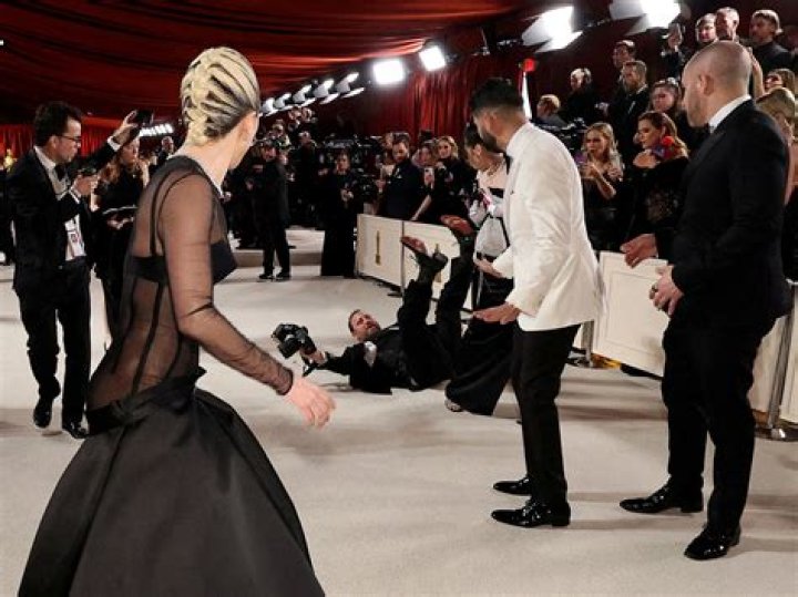 Lady Gaga Helps Fallen Photographer On The Oscars Red Carpet: Video – Hollywood Life