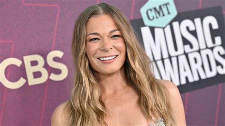 LeAnn Rimes Should Take A ‘Bow’ For This Ensemble