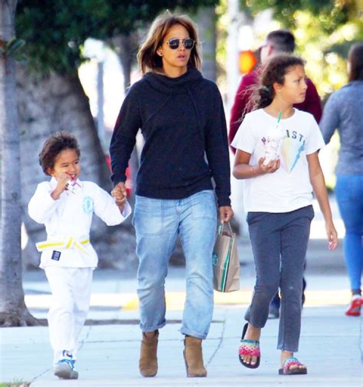 Learn More About Her 2 Children, Their Ages & Dads – Hollywood Life