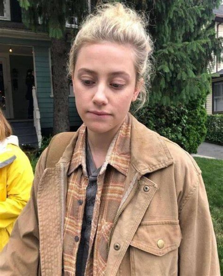 Lili Reinhart as Grace Town and Austin Abrams as Henry Page in CHEMICAL HEARTS