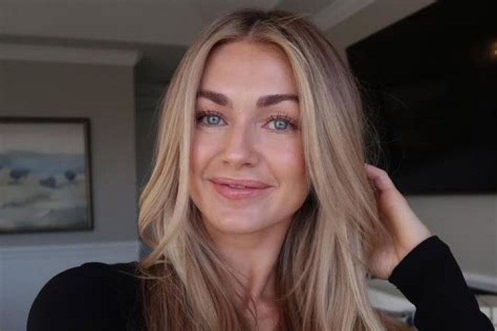 Lindsay Arnold – Hollywood Life