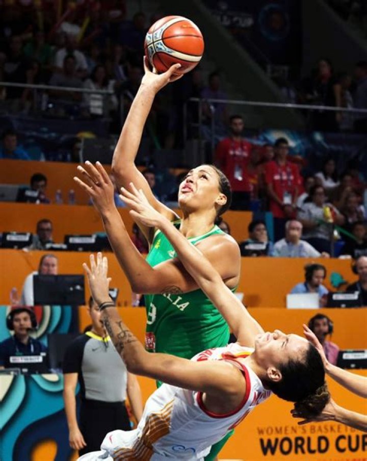 Liz Cambage Shooting A Basket