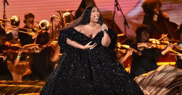 Lizzo Perfectly Plays Her Flute In Daisy Dukes & Leather Crop Top – Hollywood Life