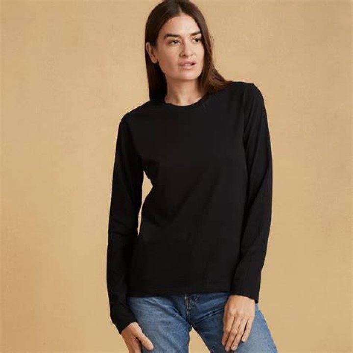 long-sleeved cotton t-shirt