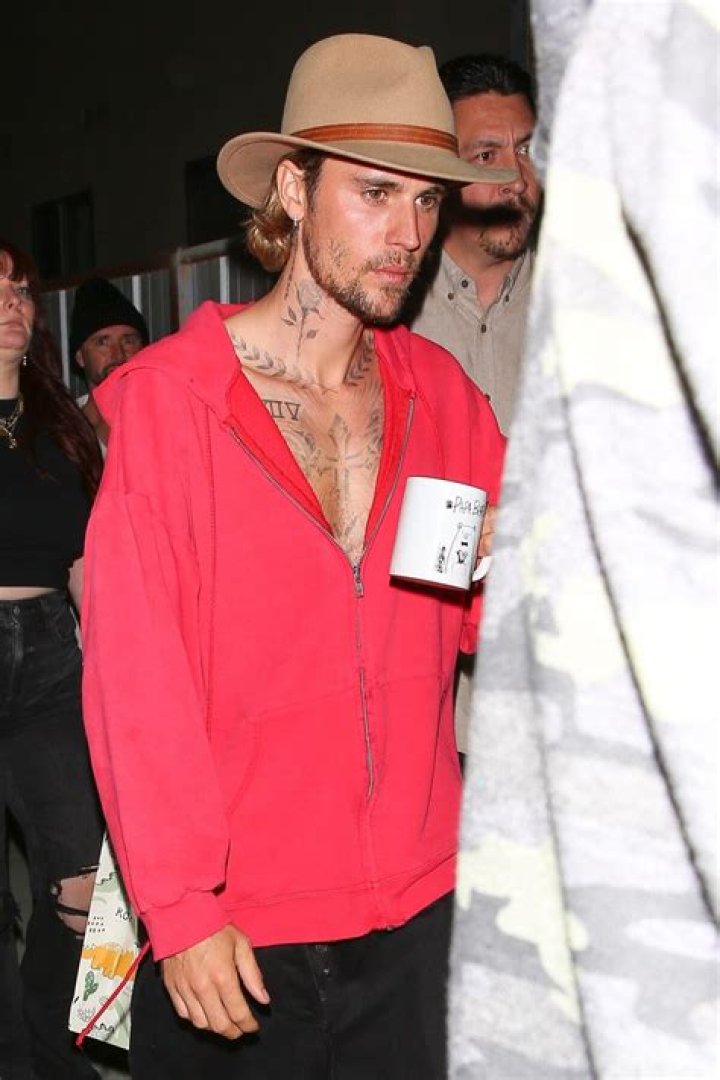Los Angeles, CA - Justin Bieber and Hailey Bieber look stylish as they leave The Nice Guy while enjoying a night out. Pictured: Justin Bieber, Hailey Bieber BACKGRID USA 9 FEBRUARY 2022 BYLINE MUST READ: The Daily Stardust / BACKGRID USA: +1 310 798 9111 / UK: +44 208 344 2007 / *UK Clients - Pictures Containing Children Please Pixelate Face Prior To Publication*
