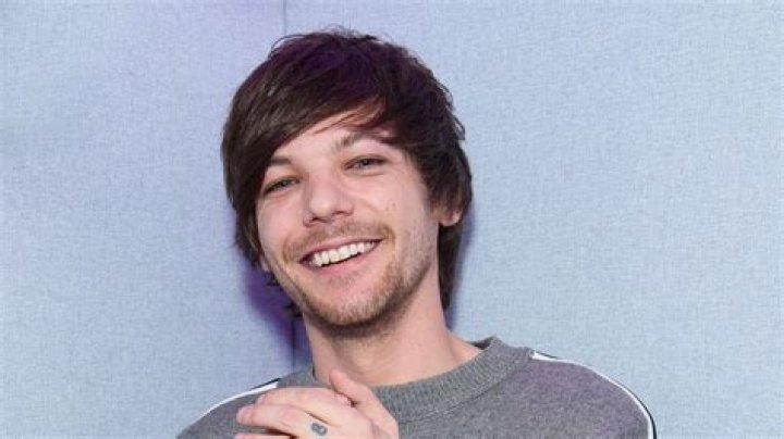 Louis Tomlinson Makes Fans Swoon On Stage
